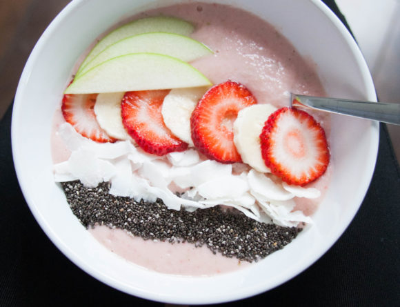 Green Apple Smoothie Bowl recipe berry apple banana chia coconut rg daily blog