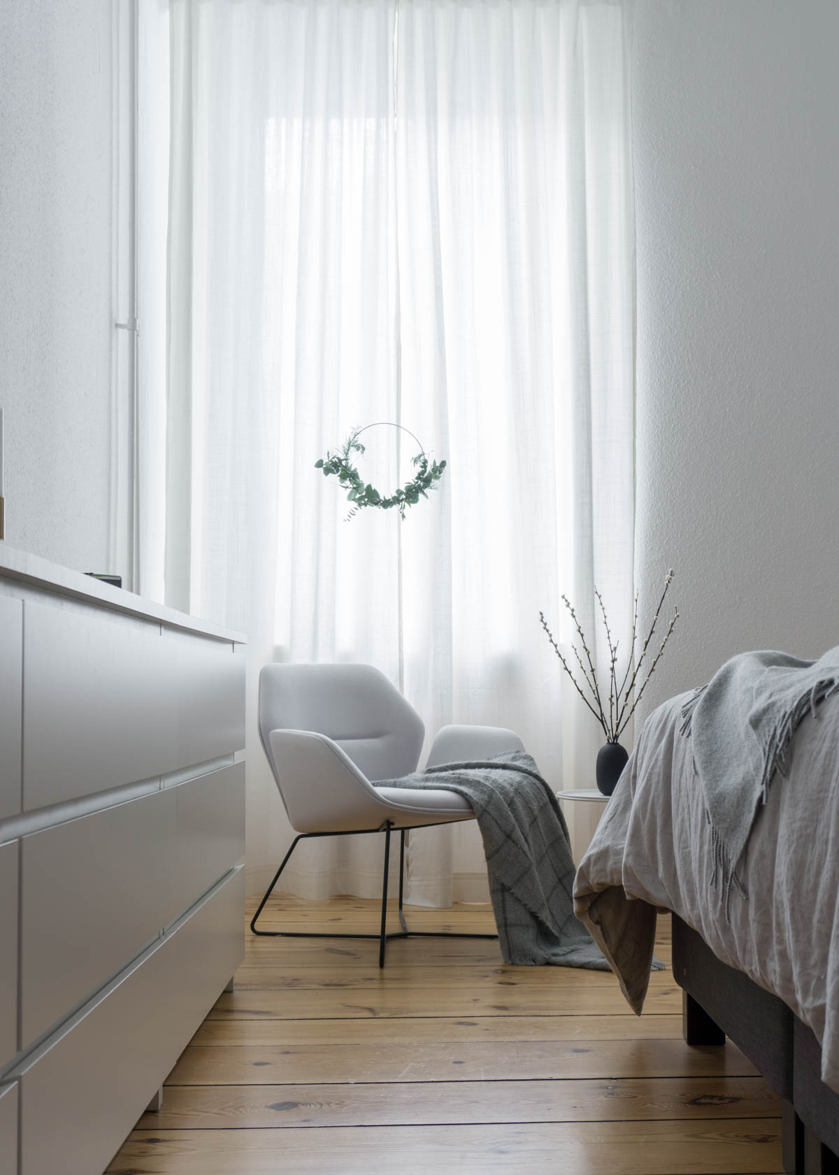 Scandinavian Christmas Decor, Cozy Winter Minimal Bedroom - RG Daily Blog