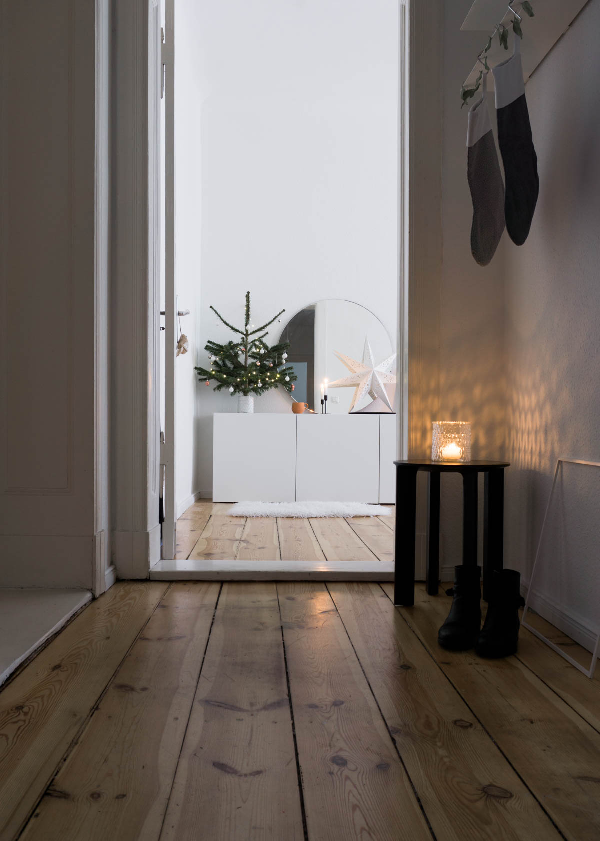 Scandinavian Christmas Tree Decorations, Minimal Interior - RG Daily Blog