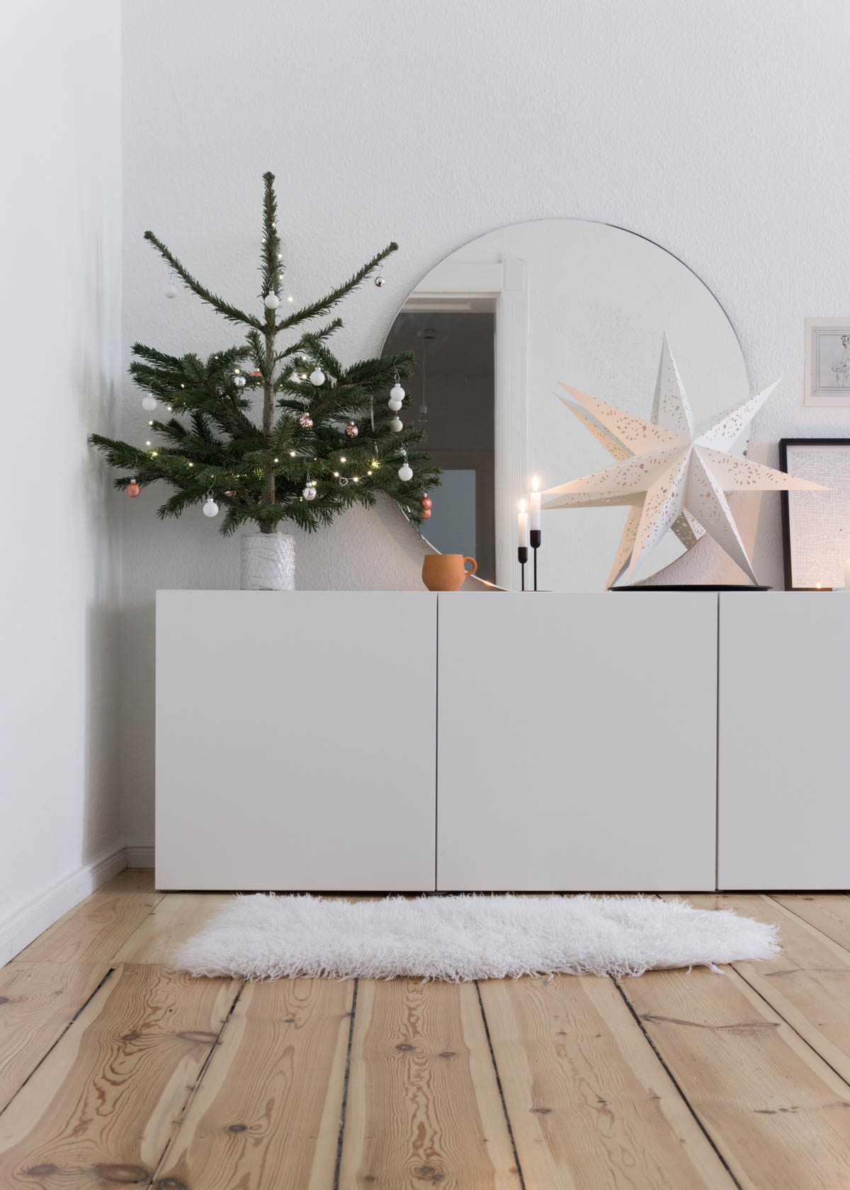 Scandinavian Christmas Tree Decorations, Minimal Interior - RG Daily Blog