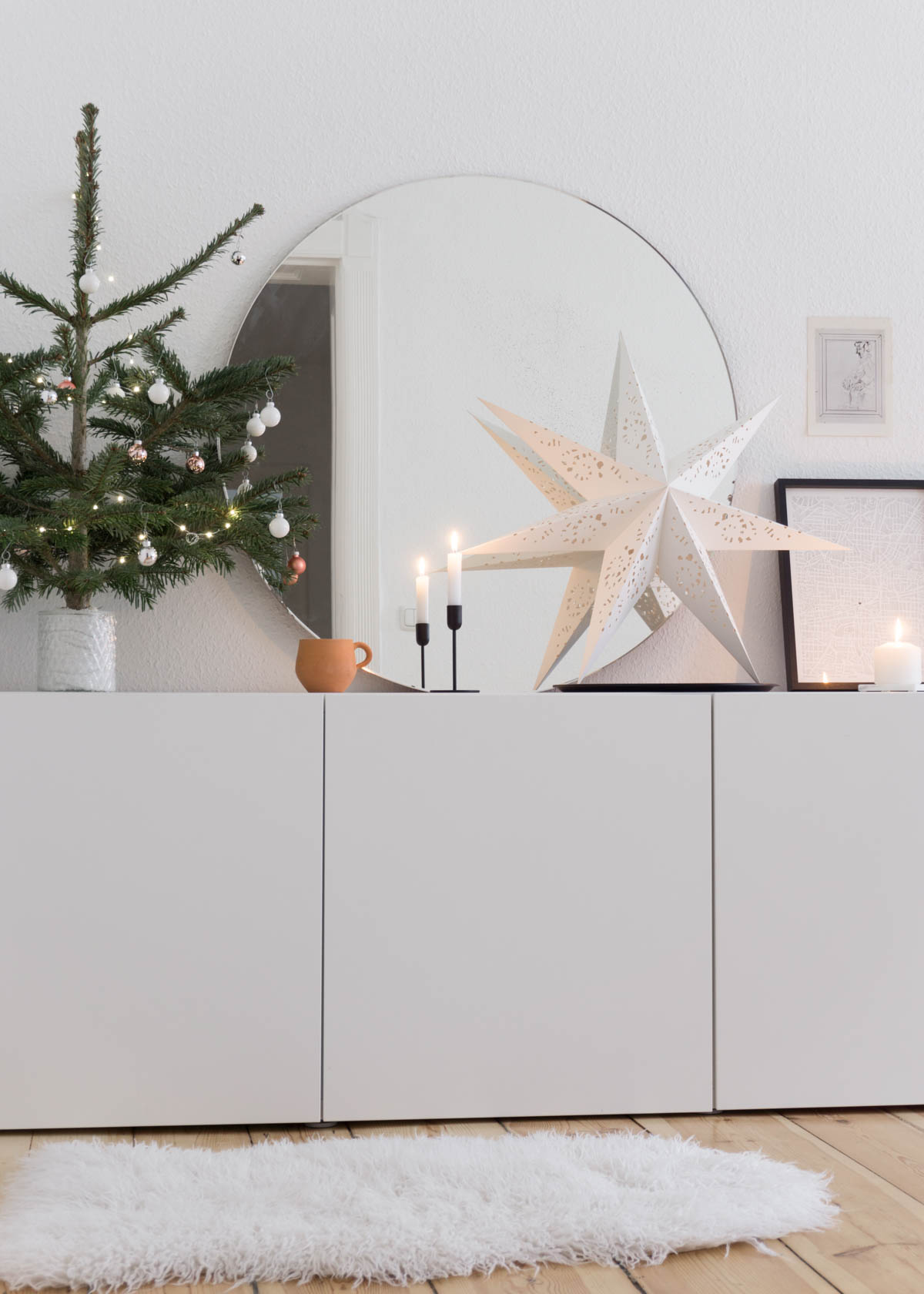 Scandinavian Christmas Tree Decorations, Minimal Interior - RG Daily Blog