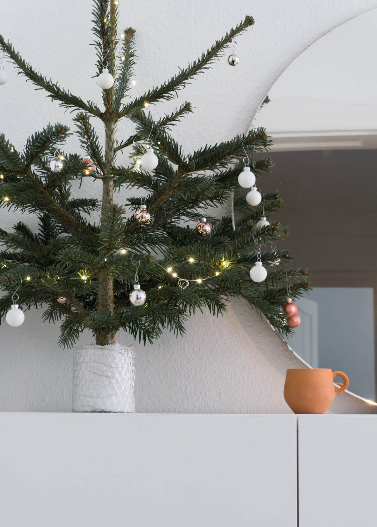 Scandinavian Christmas Tree Decorations, Minimal Interior - RG Daily Blog