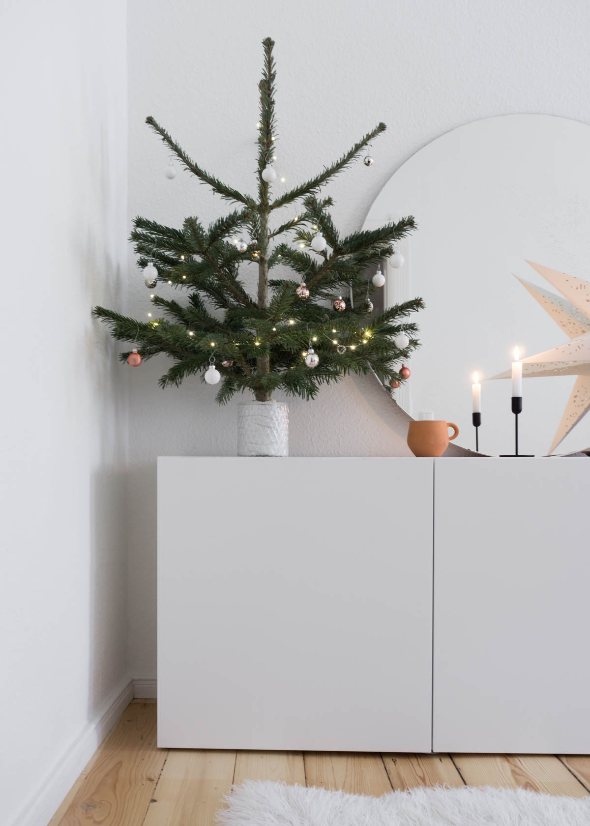 Scandinavian Christmas Tree Decorations, Minimal Interior - RG Daily Blog