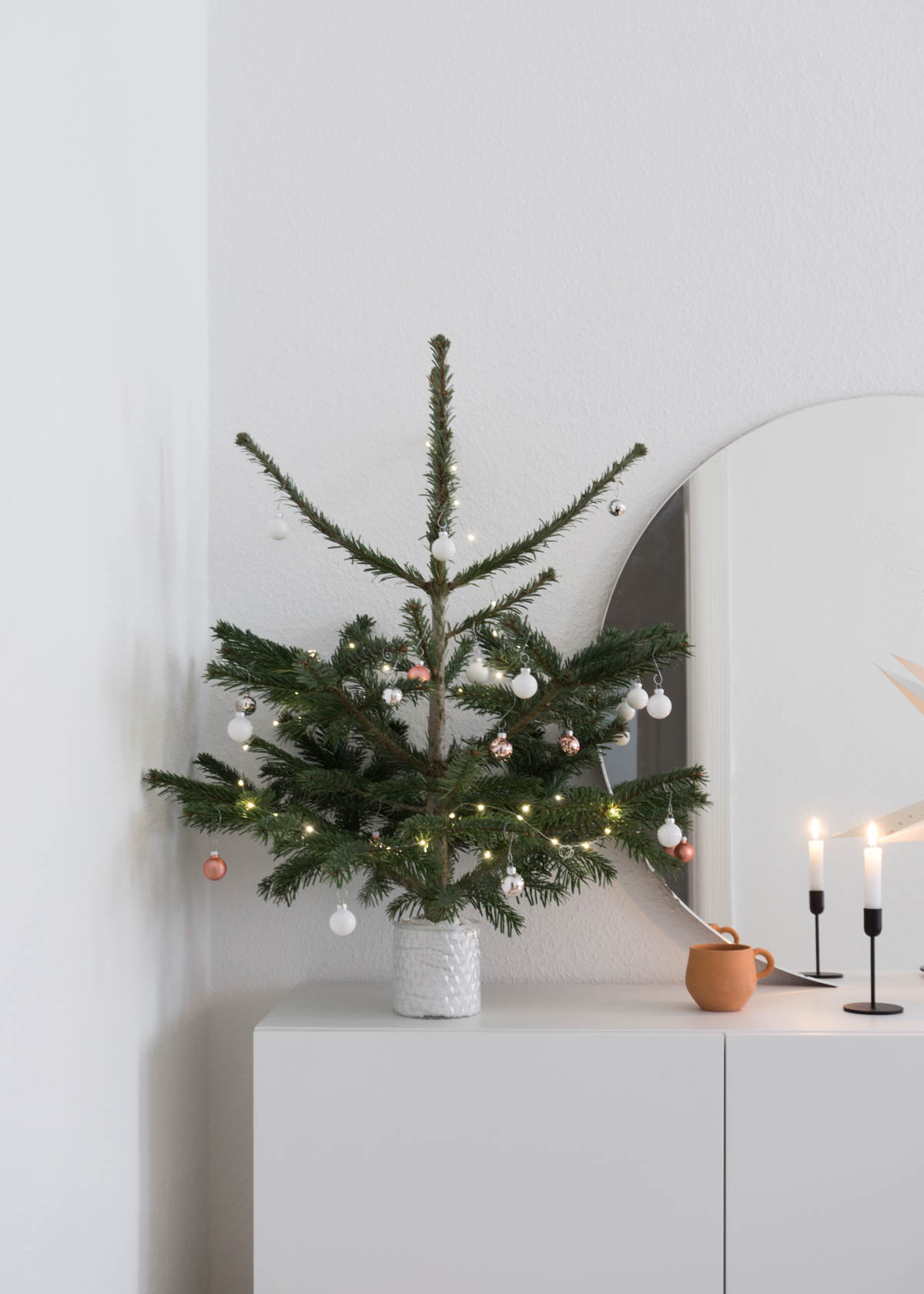 Scandinavian Christmas Tree Decorations, Minimal Interior - RG Daily Blog