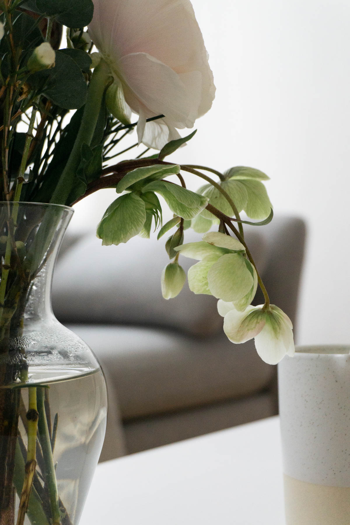 Minimalist Scandinavian Living Room, Berlin Apartment, Ranunculus Bouquet - RG Daily Blog