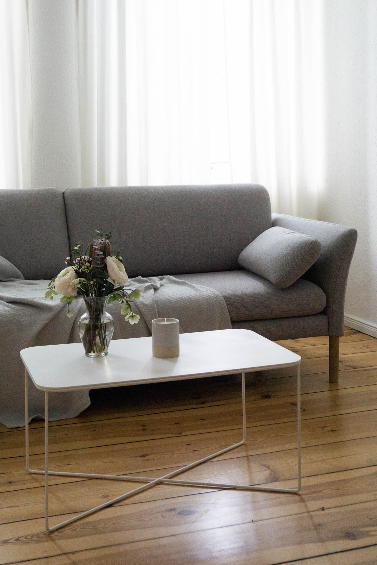 Minimalist Scandinavian Living Room, Berlin Apartment, Ranunculus Bouquet - RG Daily Blog