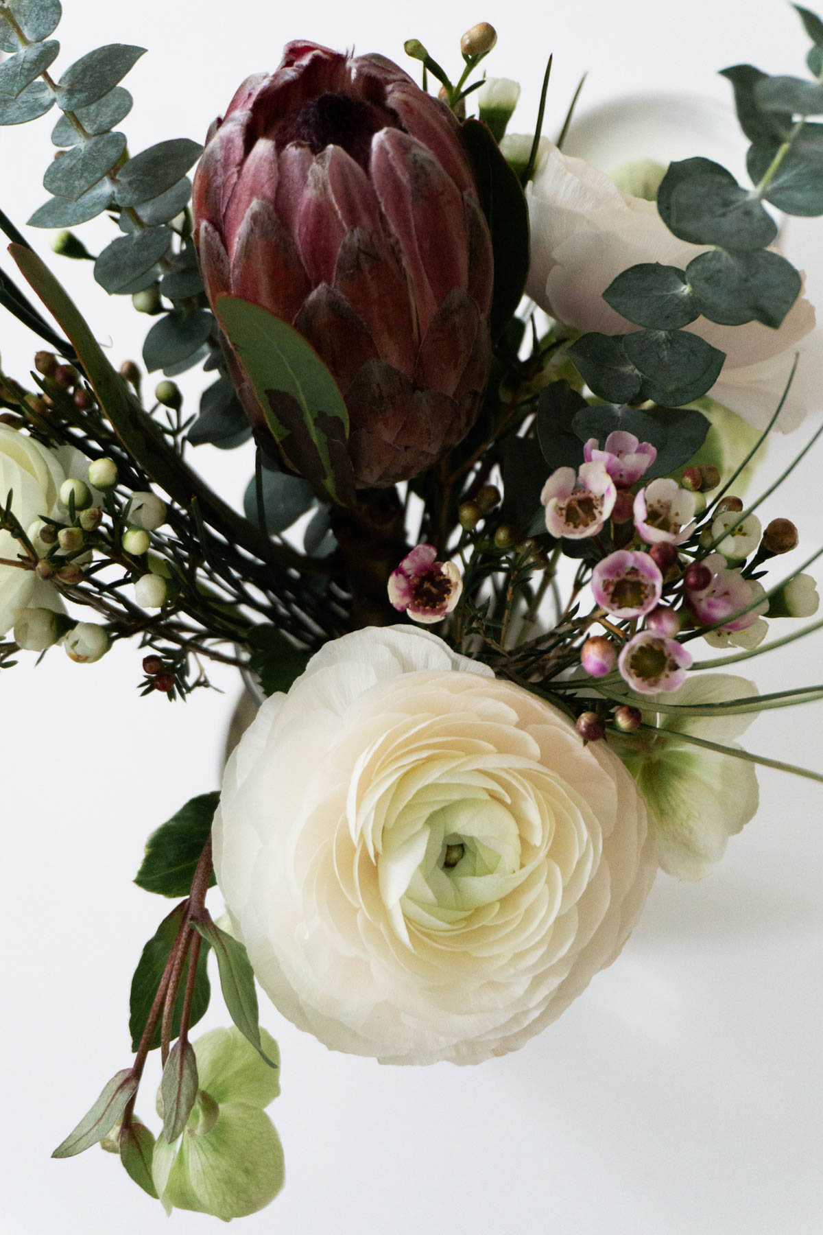 Minimalist Scandinavian Living Room, Berlin Apartment, Ranunculus Bouquet - RG Daily Blog