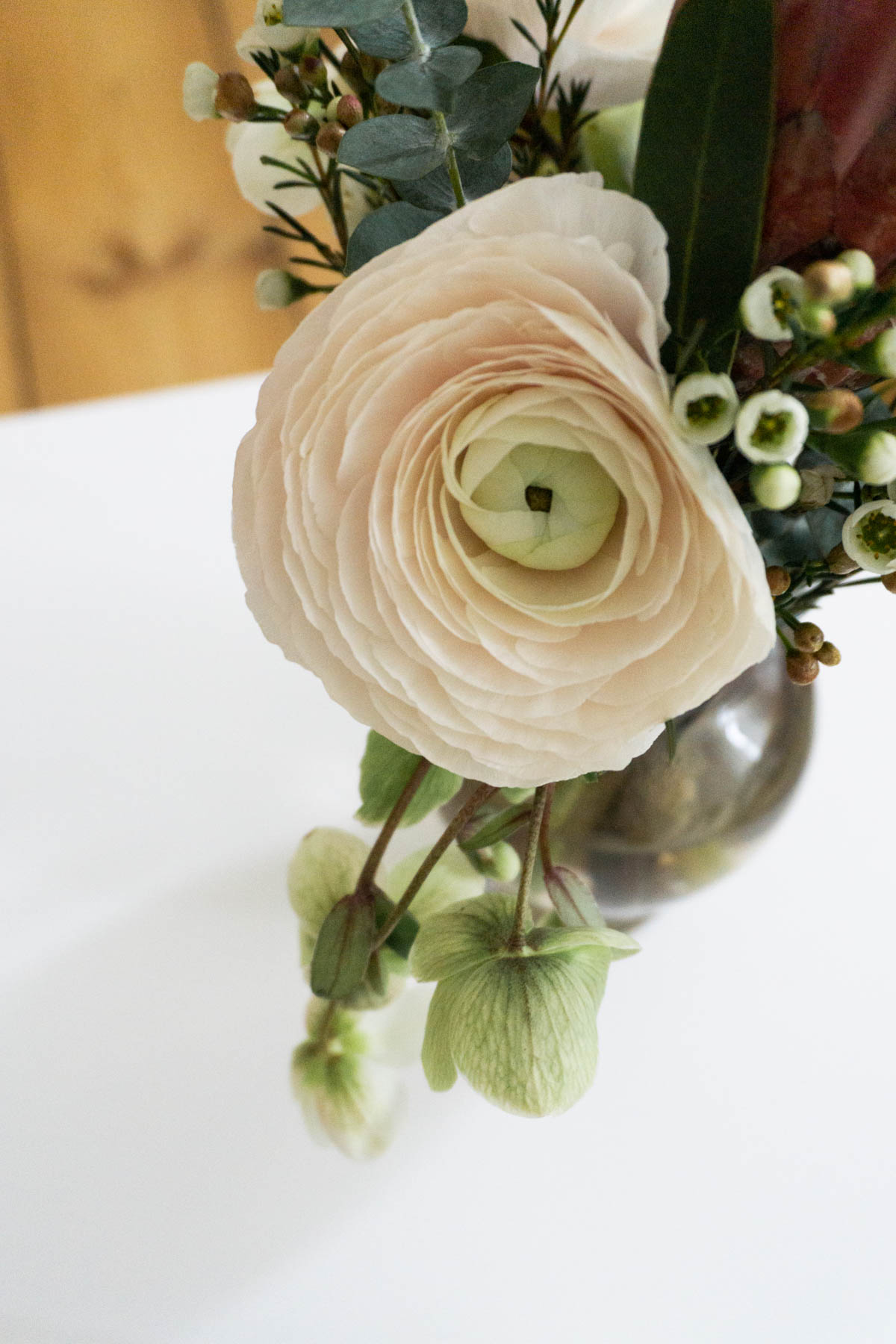 Minimalist Scandinavian Living Room, Berlin Apartment, Ranunculus Bouquet - RG Daily Blog