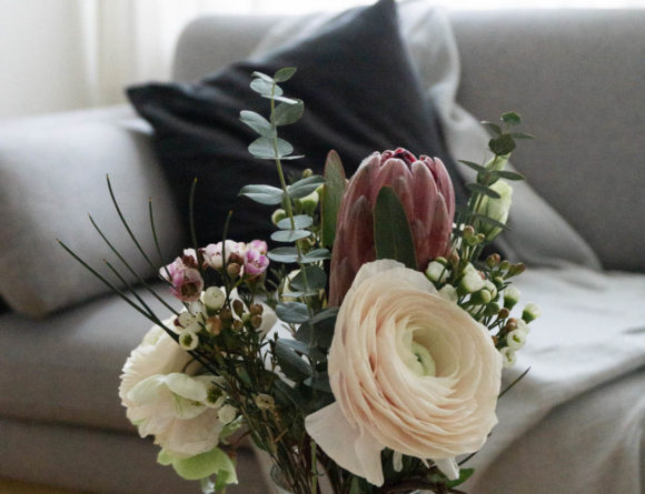 Minimalist Scandinavian Living Room, Berlin Apartment, Ranunculus Bouquet - RG Daily Blog