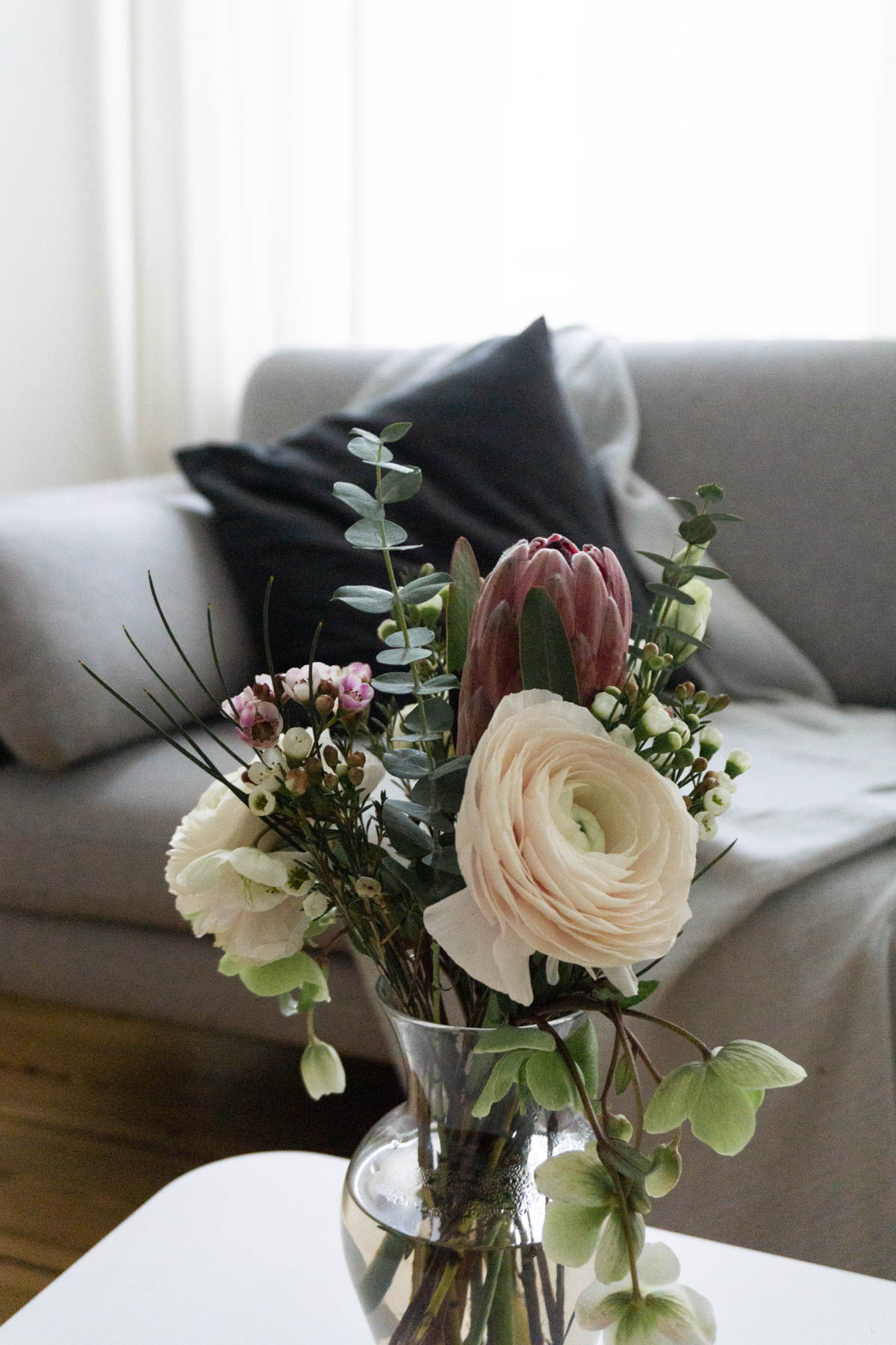 Minimalist Scandinavian Living Room, Berlin Apartment, Ranunculus Bouquet - RG Daily Blog