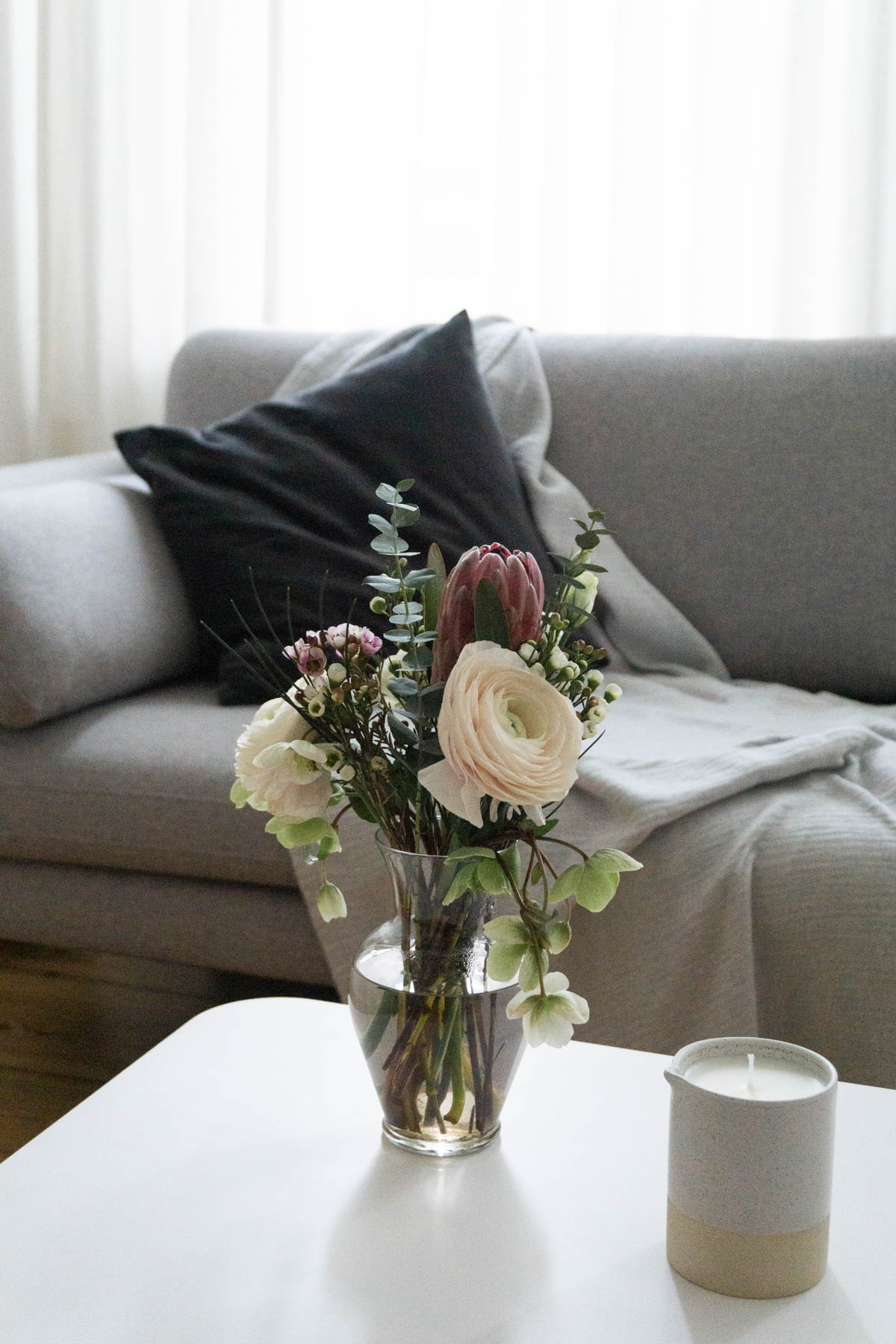 Minimalist Scandinavian Living Room, Berlin Apartment, Ranunculus Bouquet - RG Daily Blog