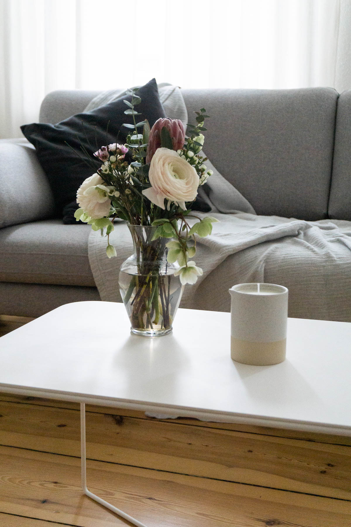 Minimalist Scandinavian Living Room, Berlin Apartment, Ranunculus Bouquet - RG Daily Blog