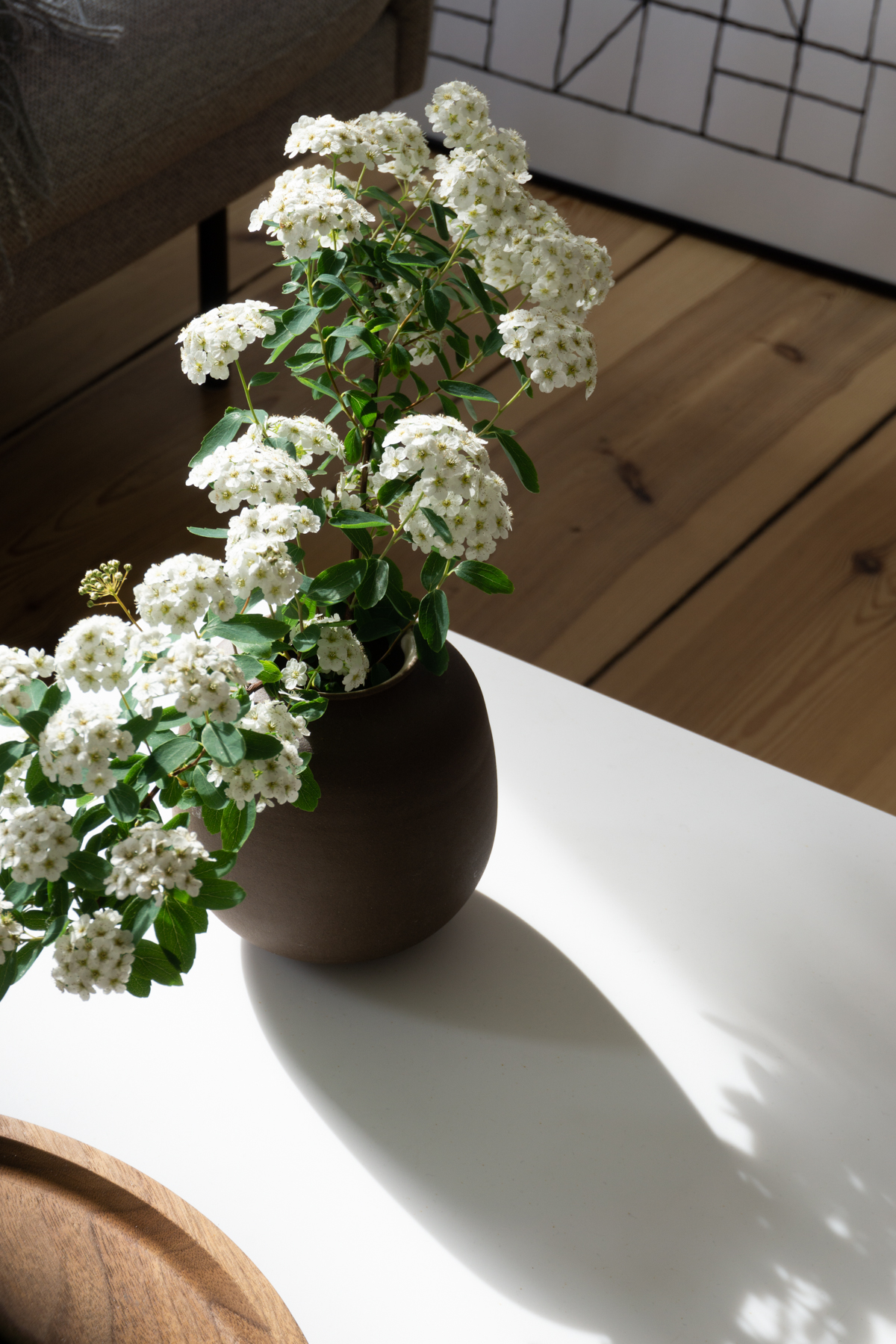 Bright and Cozy Designer Living Room - Scandinavian Home, Fresh Spring Flowers / RG Daily Blog