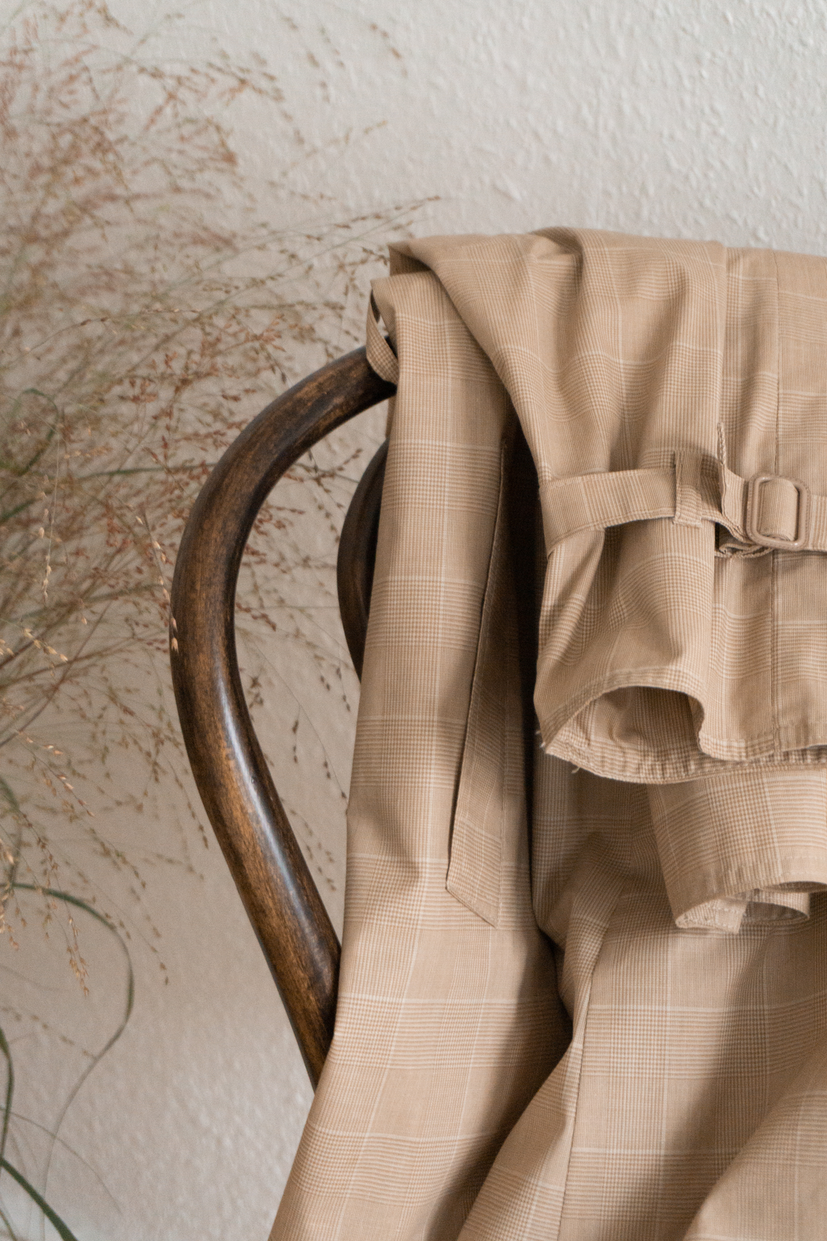 Beige Vintage Trench Coat | Sustainable Second-Hand Fashion | Classic Minimalist Style | StudioKôr Berlin