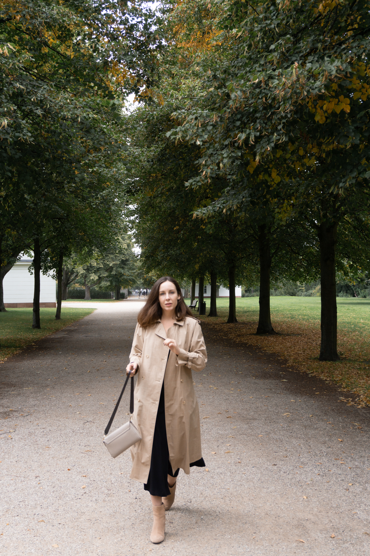 Beige Vintage Trench Coat | Sustainable Second-Hand Fashion | Classic Minimalist Style | StudioKôr Berlin