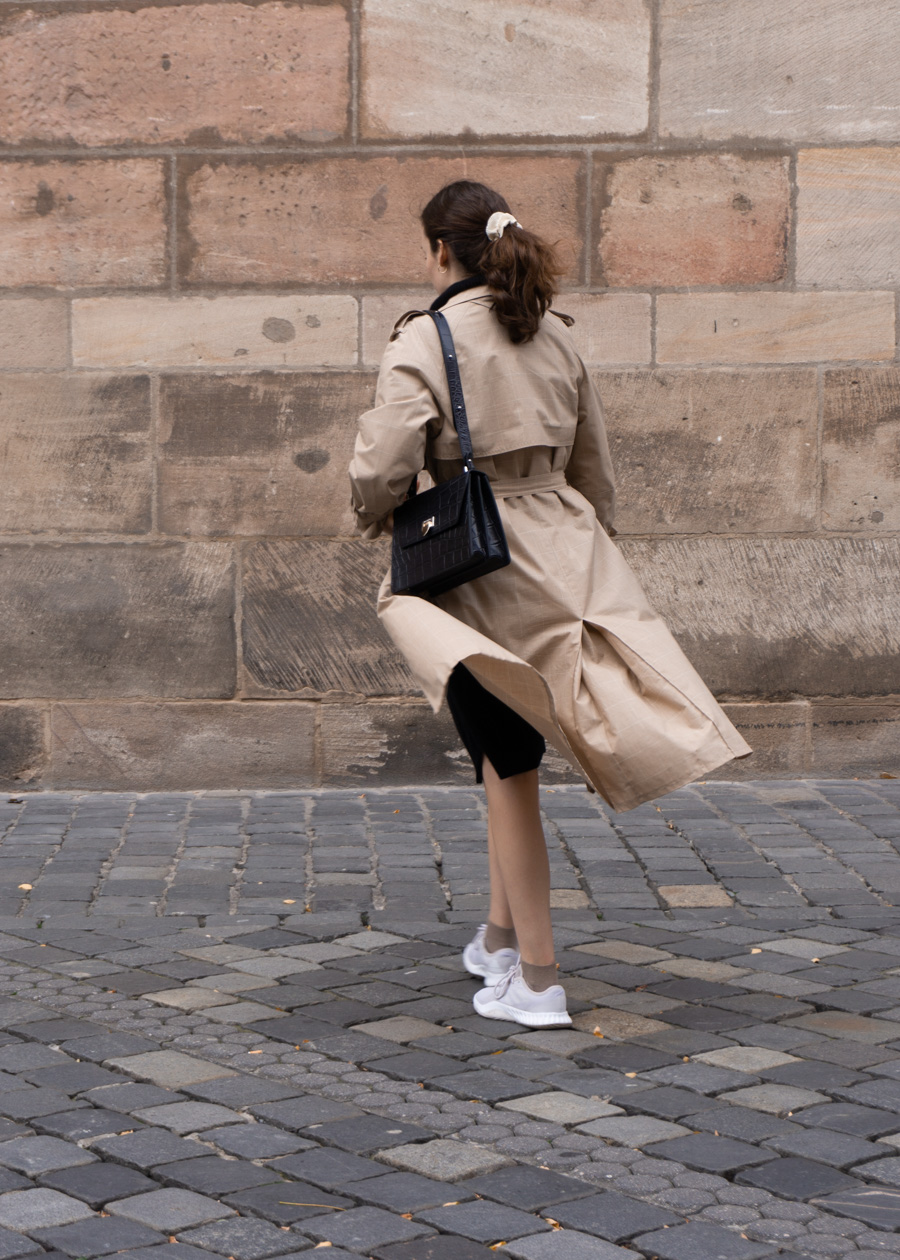 Autumn Street Style, Black & Beige Minimalist Outfit | DECADENT Copenhagen Handbag | Vintage Trench Coat | RG Daily Blog