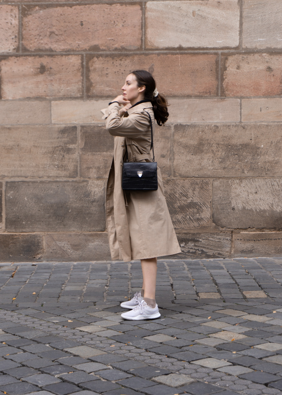 Autumn Street Style, Black & Beige Minimalist Outfit | DECADENT Copenhagen Handbag | Vintage Trench Coat | RG Daily Blog