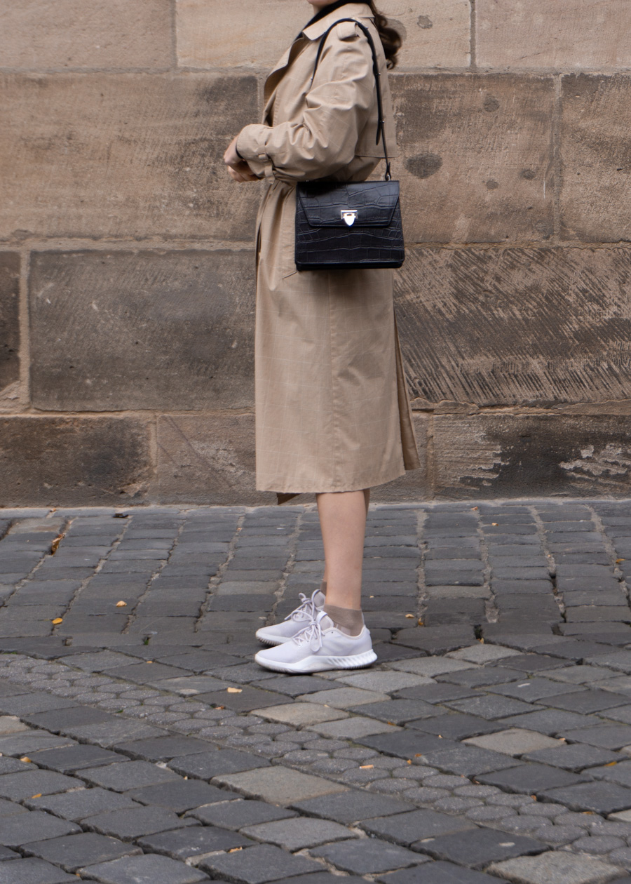 Autumn Street Style, Black & Beige Minimalist Outfit | DECADENT Copenhagen Handbag | Vintage Trench Coat | RG Daily Blog