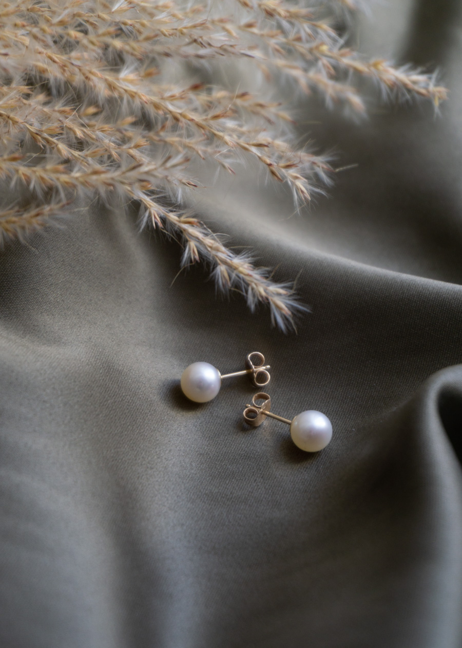 Everyday Gold Jewelry ~ Simple Pearl Earring | Vintage Fashion Photo Styling, RG Daily Blog