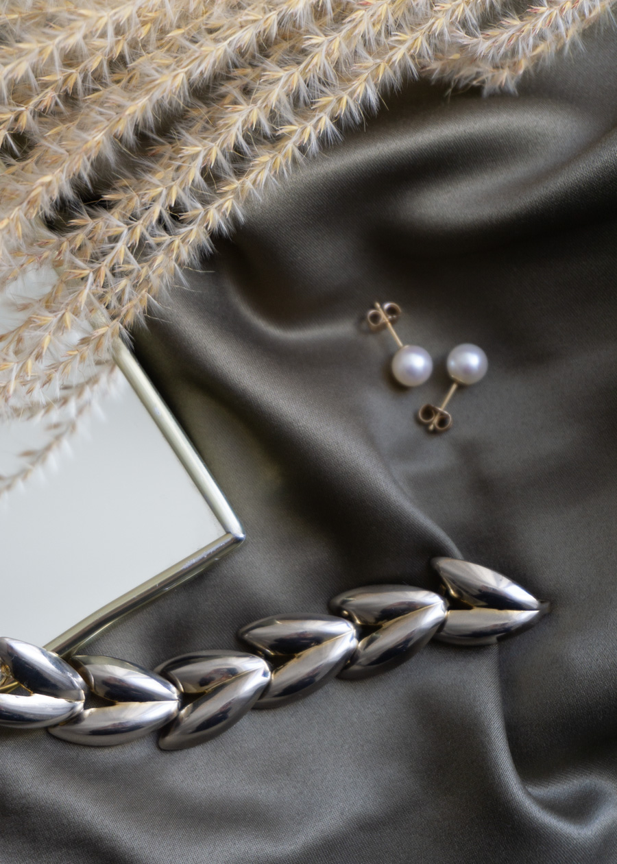 Everyday Gold Jewelry ~ Pearl Earrings and Simple Chain | Vintage Fashion Photo Styling, RG Daily Blog
