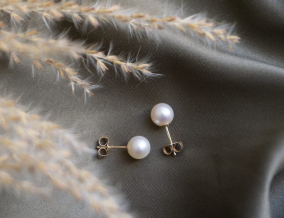 Everyday Gold Jewelry ~ Simple Pearl Earring | Vintage Fashion Photo Styling, RG Daily Blog