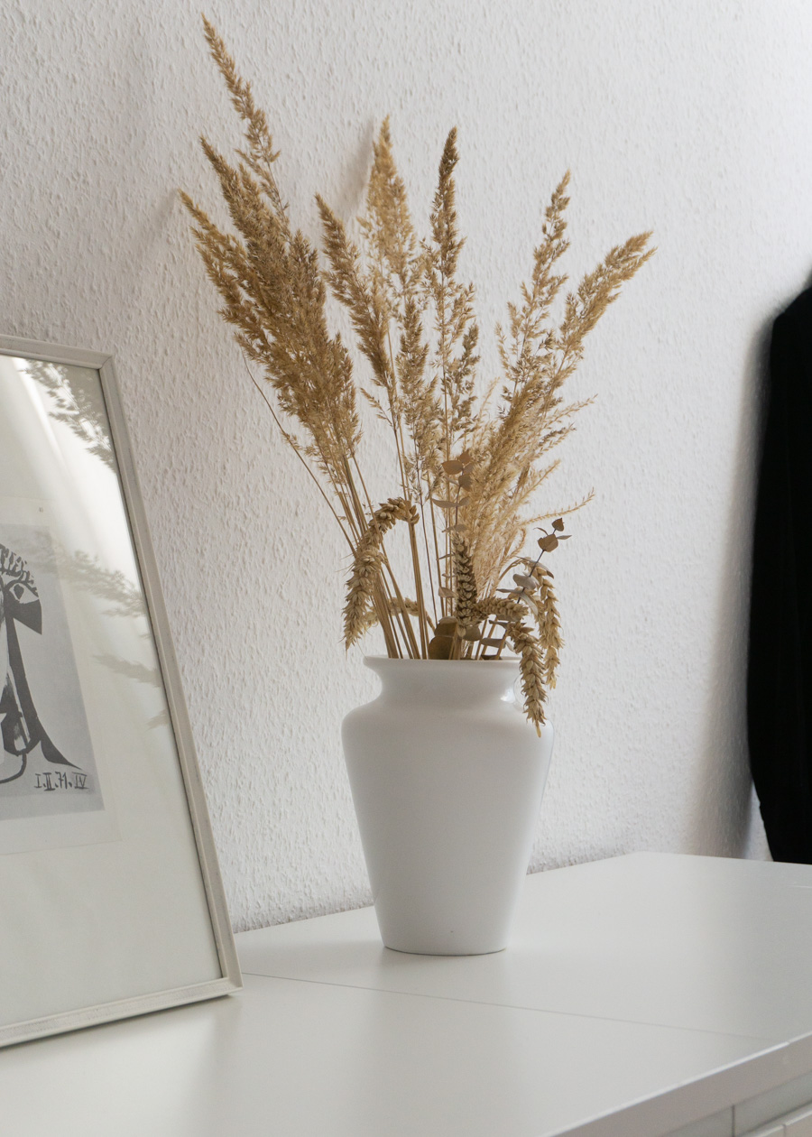 Interior Design Scandinavian Inspired Autumn Bedroom - Minimalist Decor | Dried Beige Grass Arrangement | RG Daily Blog