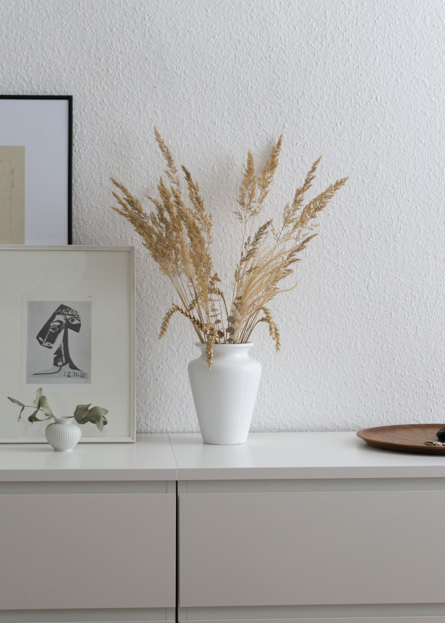 Interior Design Scandinavian Inspired Autumn Bedroom - Minimalist Decor | Art Prints and Dried Beige Grass Arrangement | RG Daily Blog