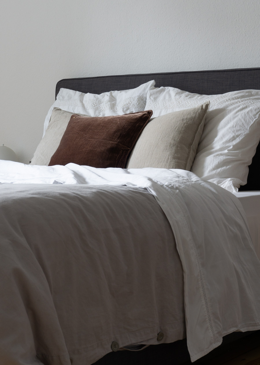 Scandinavian Inspired Autumn Bedroom - Minimalist Decor | Neutral Bedding | RG Daily Blog Interior Inspo
