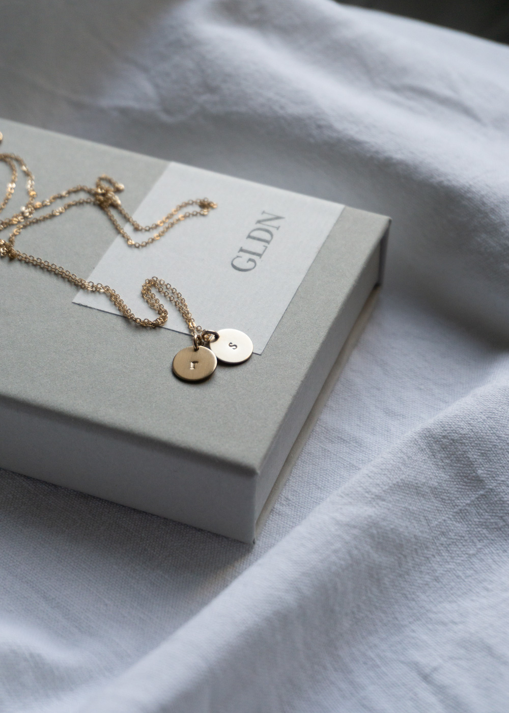 GLDN - Elegant, Dainty & Timeless Minimalist style, gold earrings, minimal fashion, vintage style | RG Daily Blog