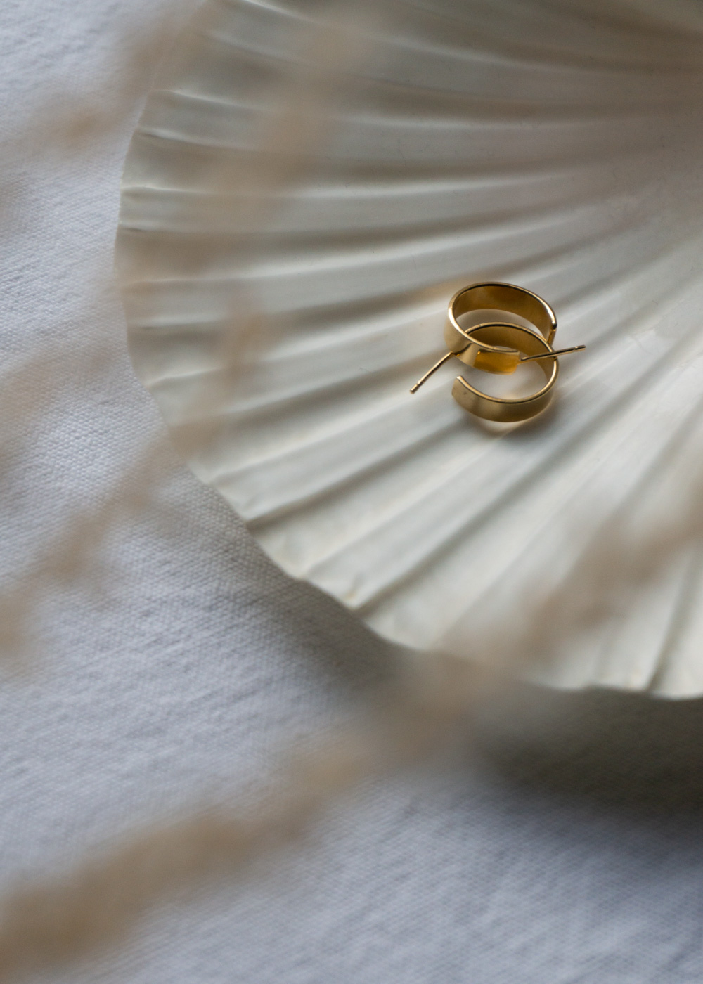 GLDN - Elegant, Dainty & Timeless Minimalist style, gold earrings, minimal fashion, vintage style | RG Daily Blog