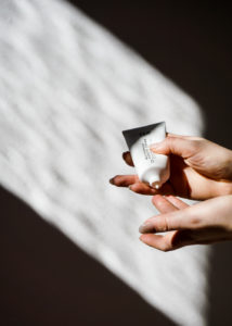 No Cosmetics - Minimalist Skincare, Simple Everyday Beauty | Product Photography, Packaging Desing, Shadow Play, Lighting, Vegan Cosmetics | RG Daily Blog
