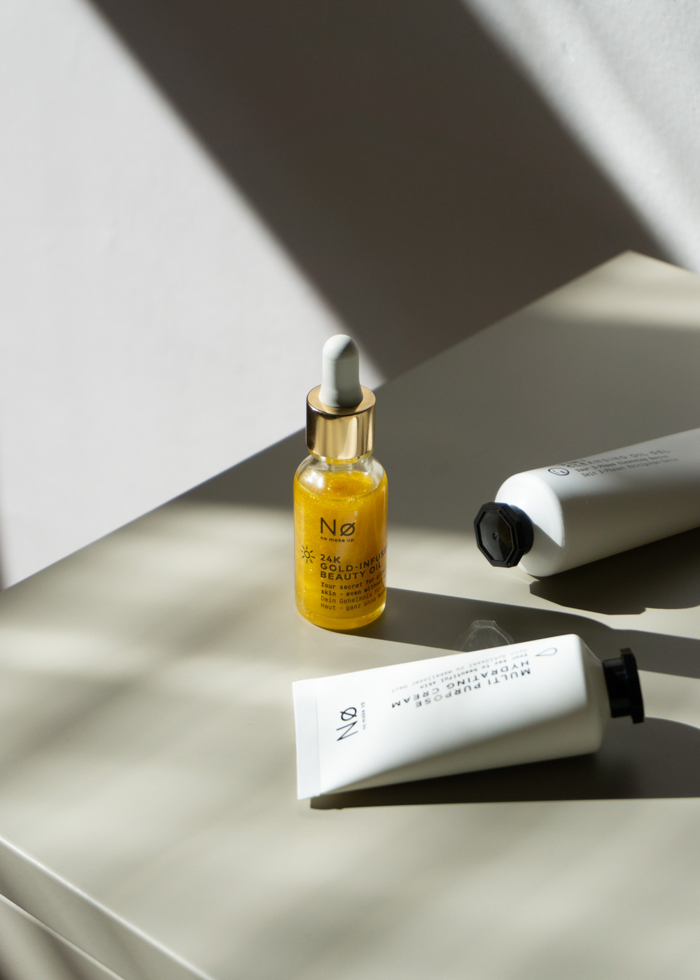 No Cosmetics - Minimalist Skincare, Simple Everyday Beauty | Product Photography, Packaging Design, Shadow Play, Lighting, Vegan Cosmetics | RG Daily Blog