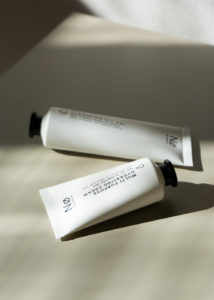 No Cosmetics - Minimalist Skincare, Simple Everyday Beauty | Product Photography, Packaging Desing, Shadow Play, Lighting, Vegan Cosmetics | RG Daily Blog