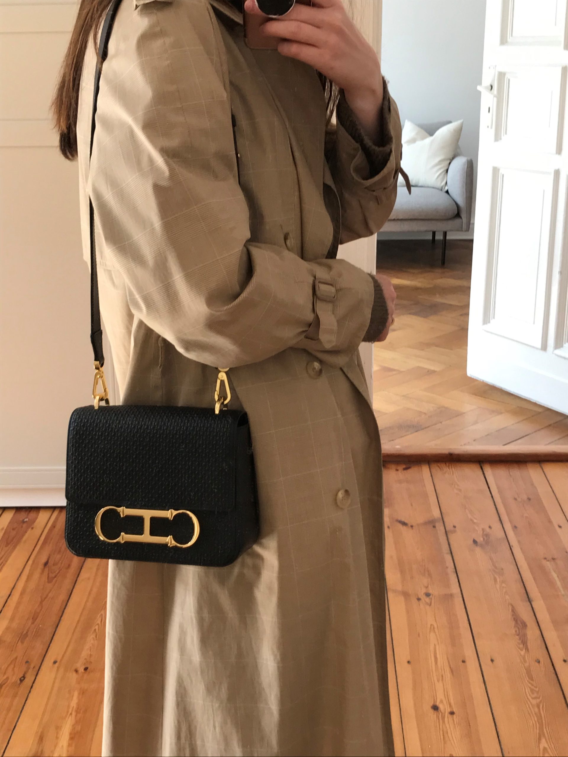 Style, Caralina Herrera Shoulder Bag, Beige Trench Coat, Daily Fashion Style | RG Daily Blog
