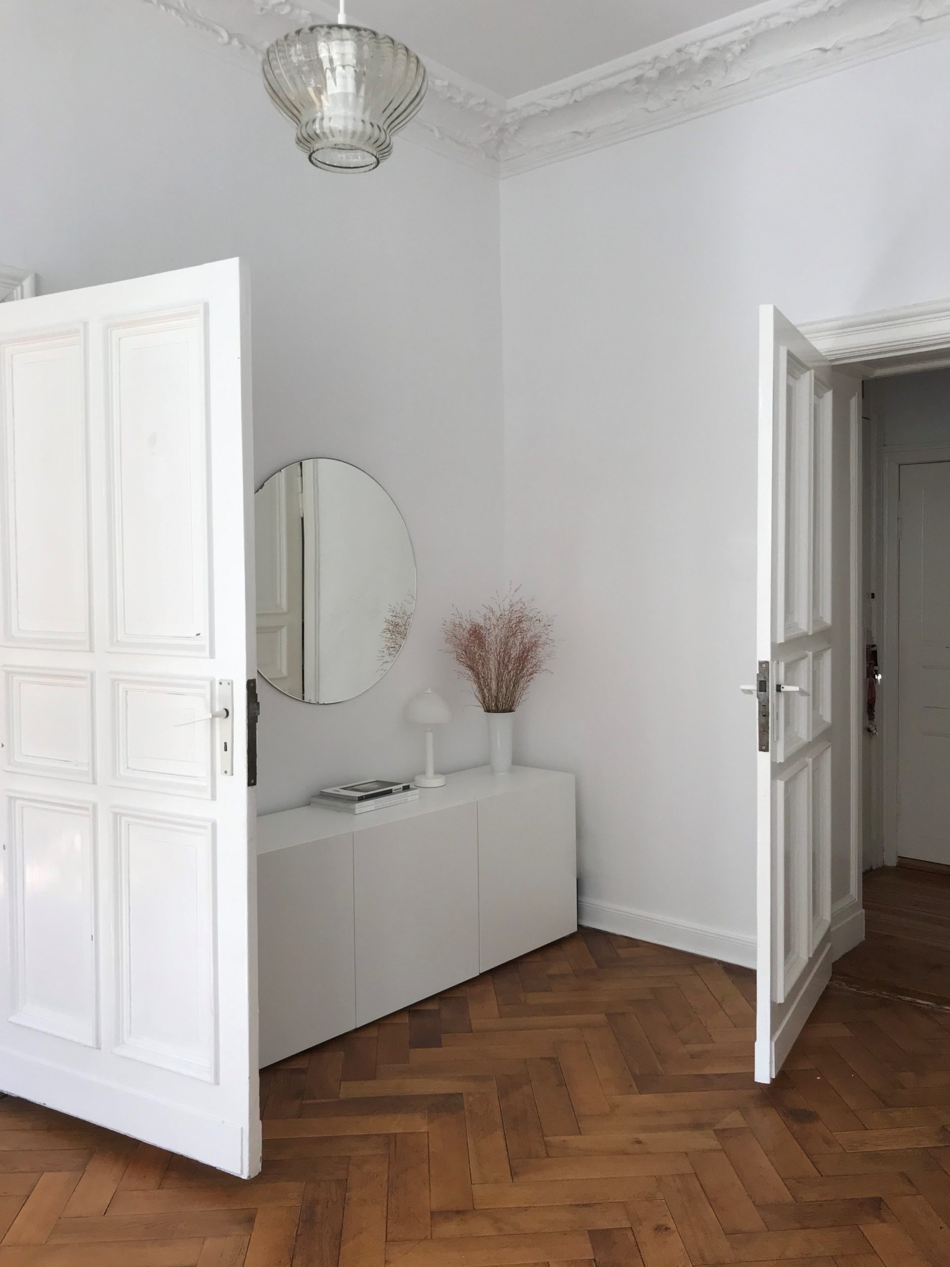 White interior design inspo, slow living, scandinavian style, round mirror, high ceilings, wood floors, simple styling, Berlin | RG Daily Blog