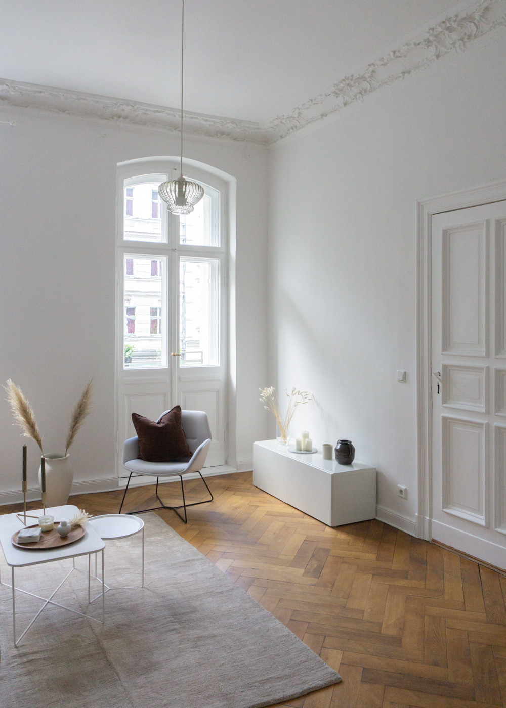 Wood Floors, White Interior, Simple Livingroom - Neutral Home, Scandinavian Aesthetic, Berlin Apartment, White Interior, Calm Lighting | RG Daily Blog