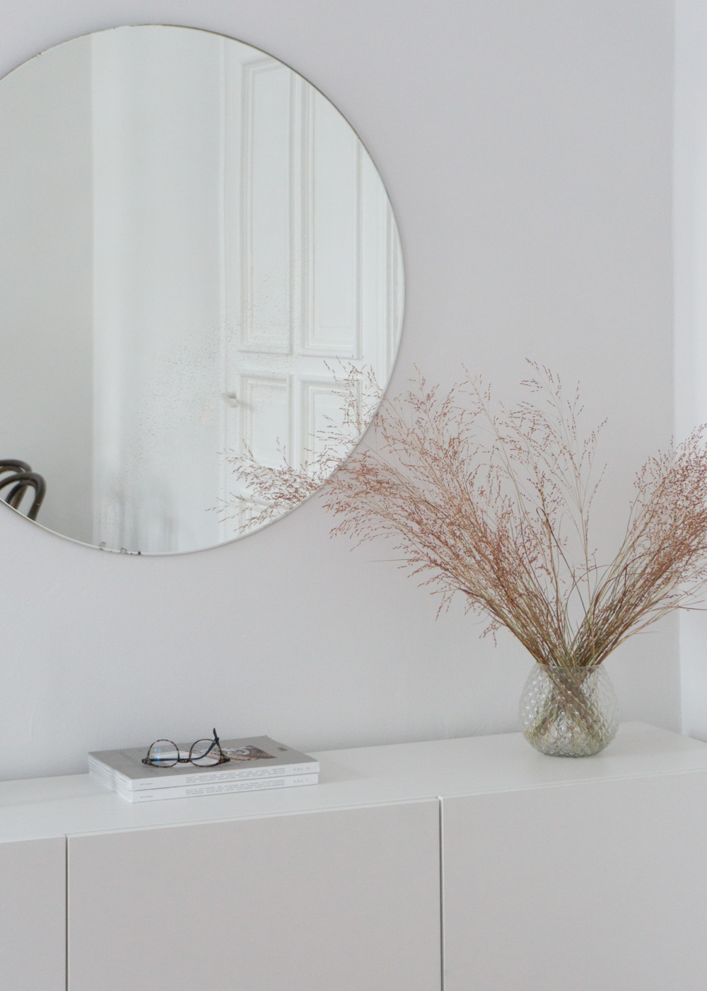 Round Mirror, Dried Flowers - Neutral Home, Scandinavian Aesthetic, Berlin Apartment, White Interior, Calm Lighting | RG Daily Blog