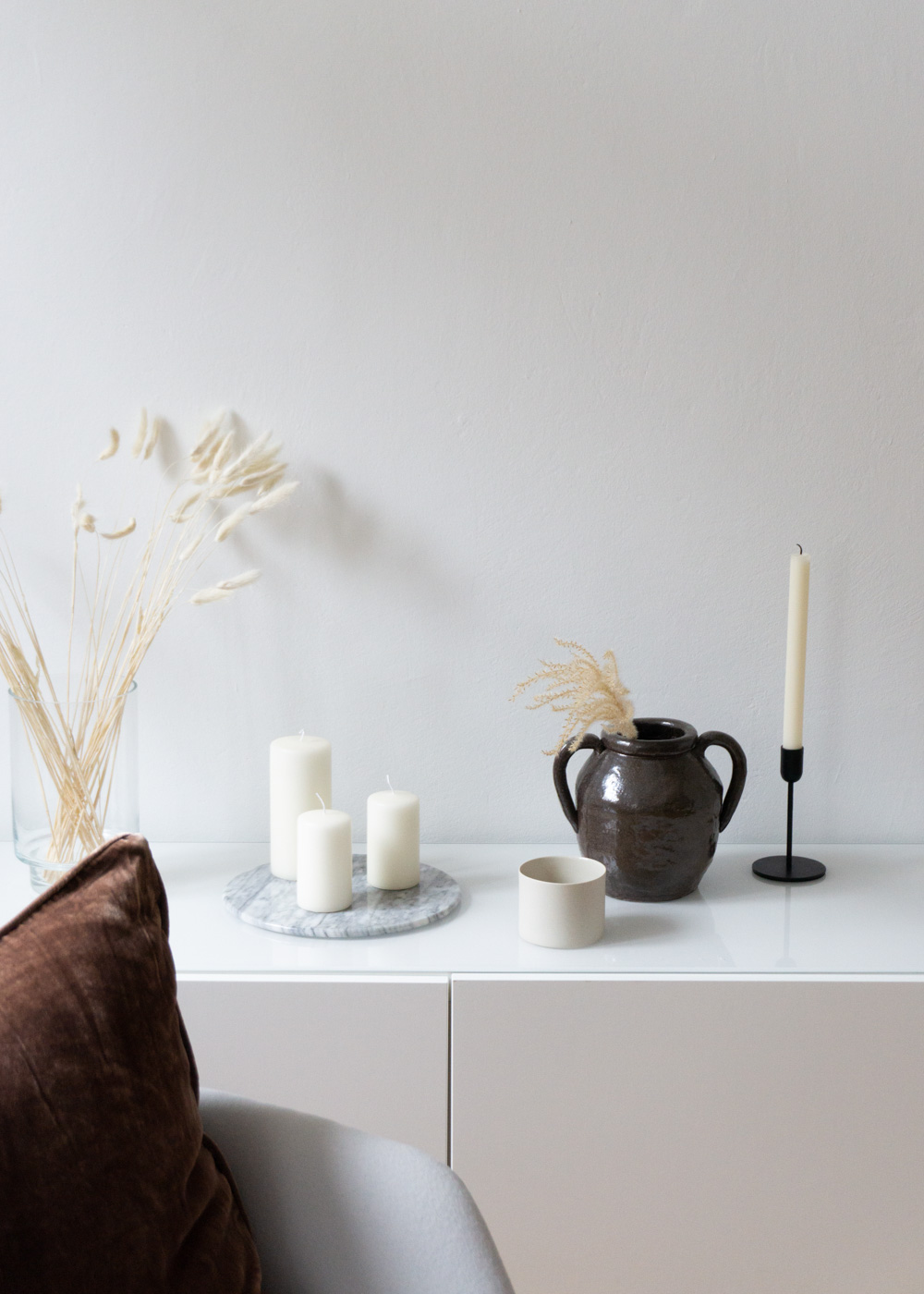 Beige Decor Details, Earthy Ceramics, Dried Flowers - Neutral Home, Scandinavian Aesthetic, Berlin Apartment, White Interior, Calm Lighting | RG Daily Blog