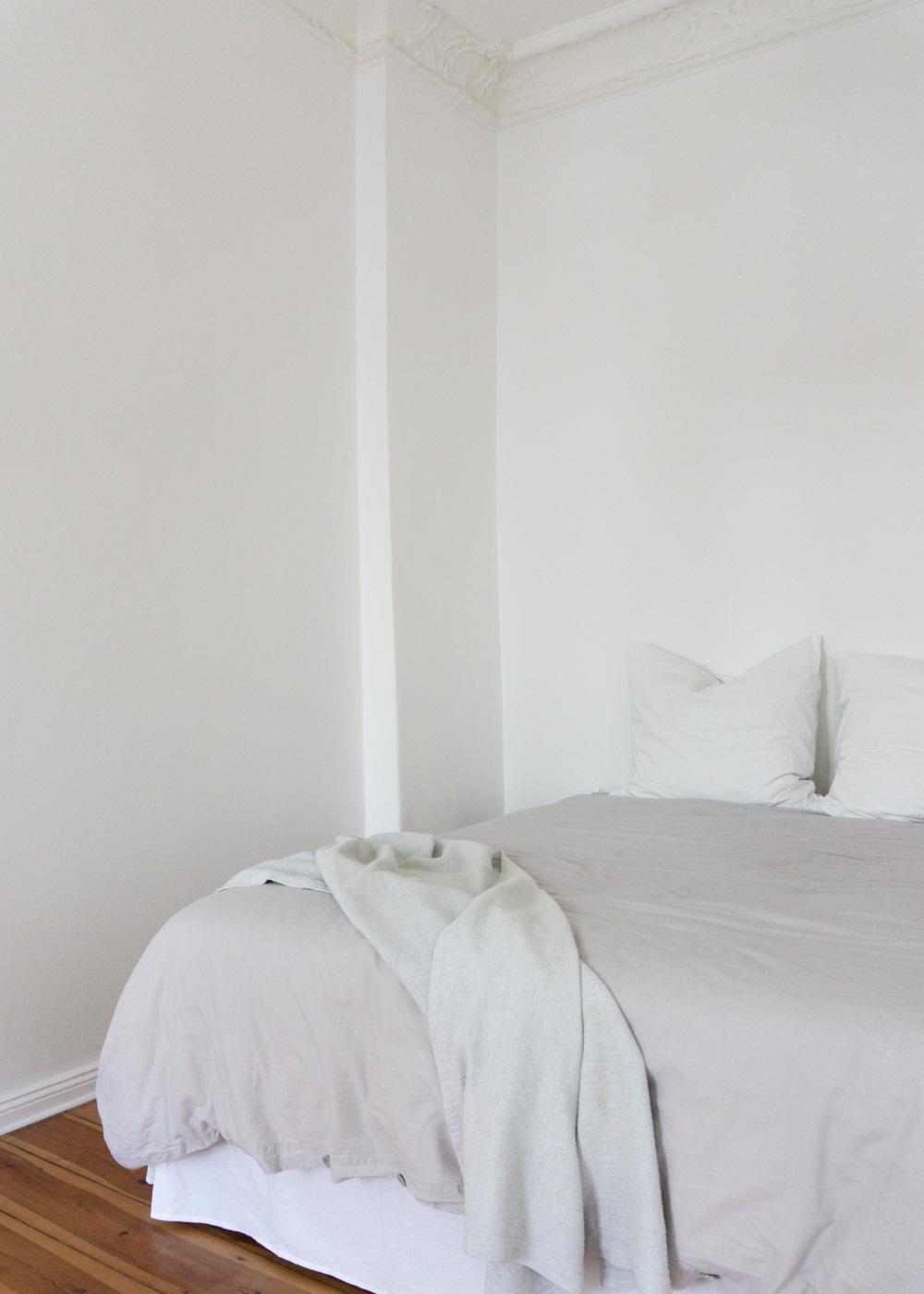 Grey Bedroom - Neutral Home, Scandinavian Aesthetic, Berlin Apartment, White Interior, Calm Lighting | RG Daily Blog