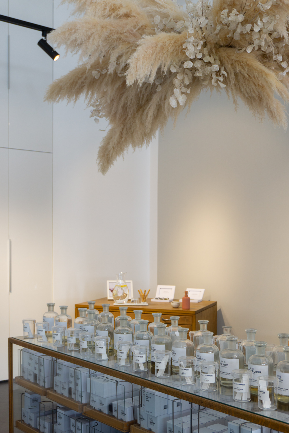 Frau Tonis Parfum Berlin Perfume Atelier Custom Fragrance Store Interior Design Minimalist Aesthetic (17)