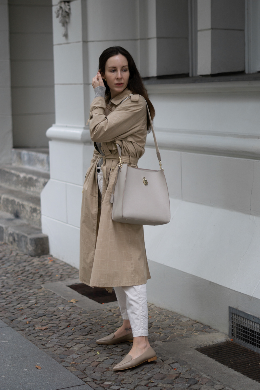 Carolina-Herrera-Street-Style-Trench-Coat-Beige-Madeleine-Hobo-Shoulder-Bag-Fall-Fashion-Autumn-Style-Timeless-Design-Leather-Rebecca-Goddard-RG-Daily  (3) — RG Daily