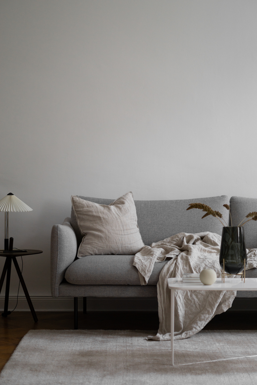 Grey Sofa, Echasse Vase Menu, Neutral Interior