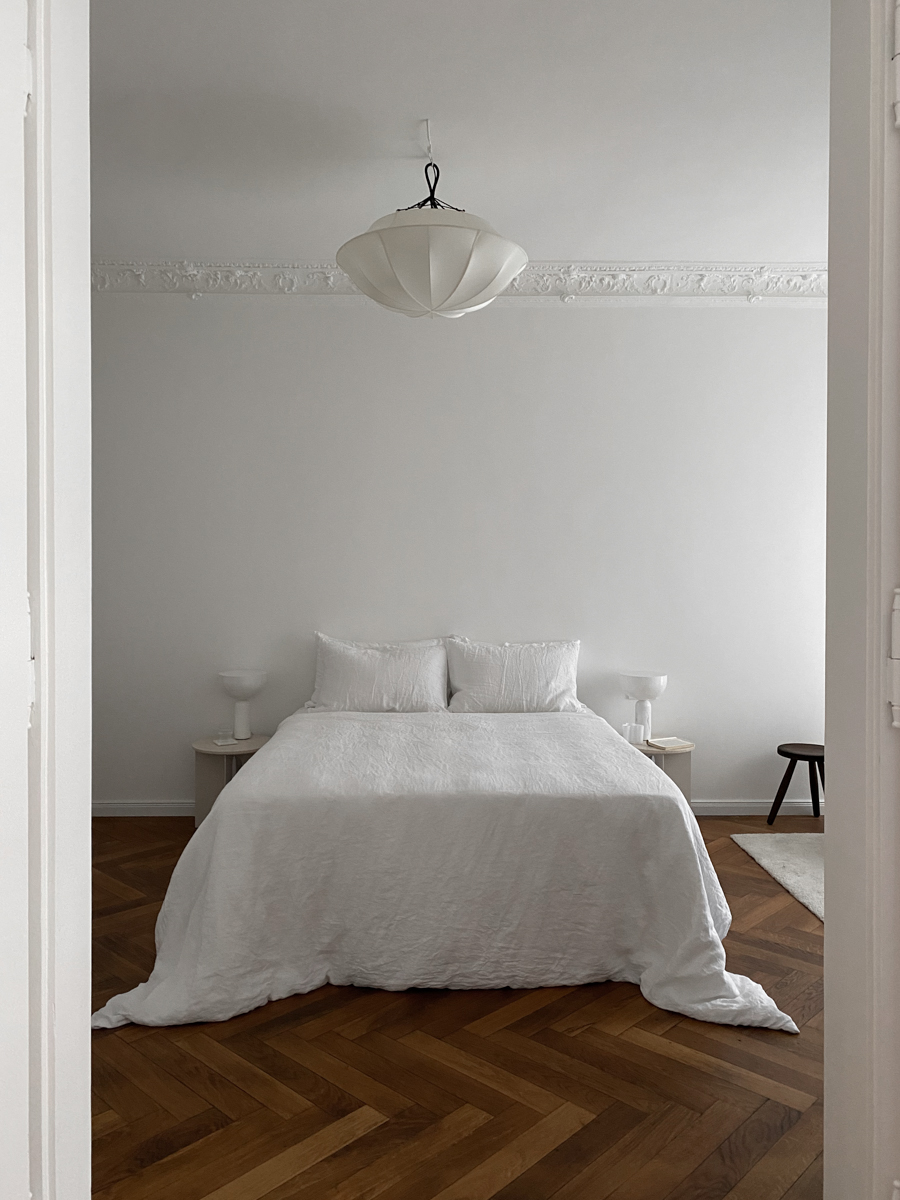 White Bedding, Oi Soi Soi Umbrella Lamp, Neutral Bedroom, Interior Inspo , RG Daily Blog
